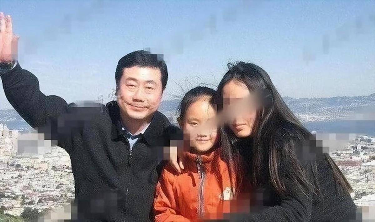 央视名嘴沦为“阶下囚”，还被妻女状告，方宏进到底做错了什么？