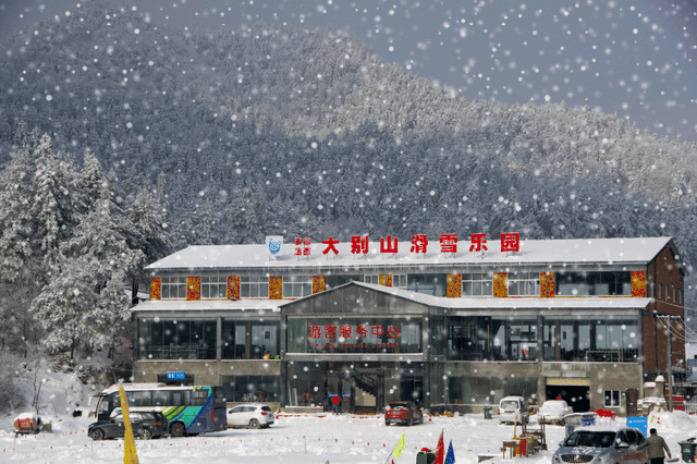 谈球吧体育飞驰在冰雪世界的无尽快感让人们爱上了滑雪这项运动(图1)