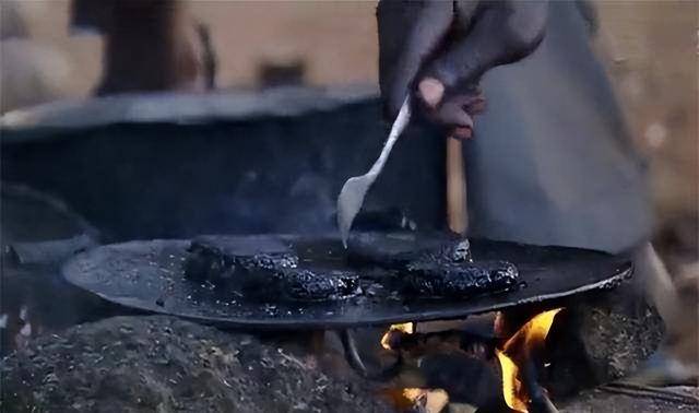 非洲“美食”蚊子饼：50万只蚊子煎成饼，一口下肚10万只蚊子