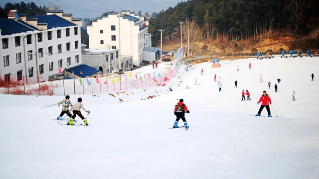 谈球吧体育飞驰在冰雪世界的无尽快感让人们爱上了滑雪这项运动(图8)