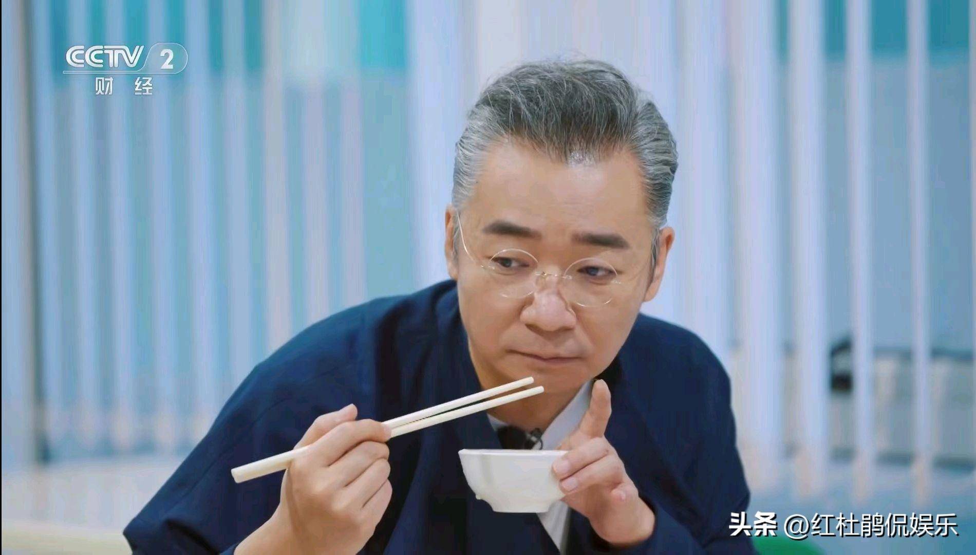 同龄高博与高圆圆同框，一个奶奶灰一个照旧美，网友吐槽像两代人