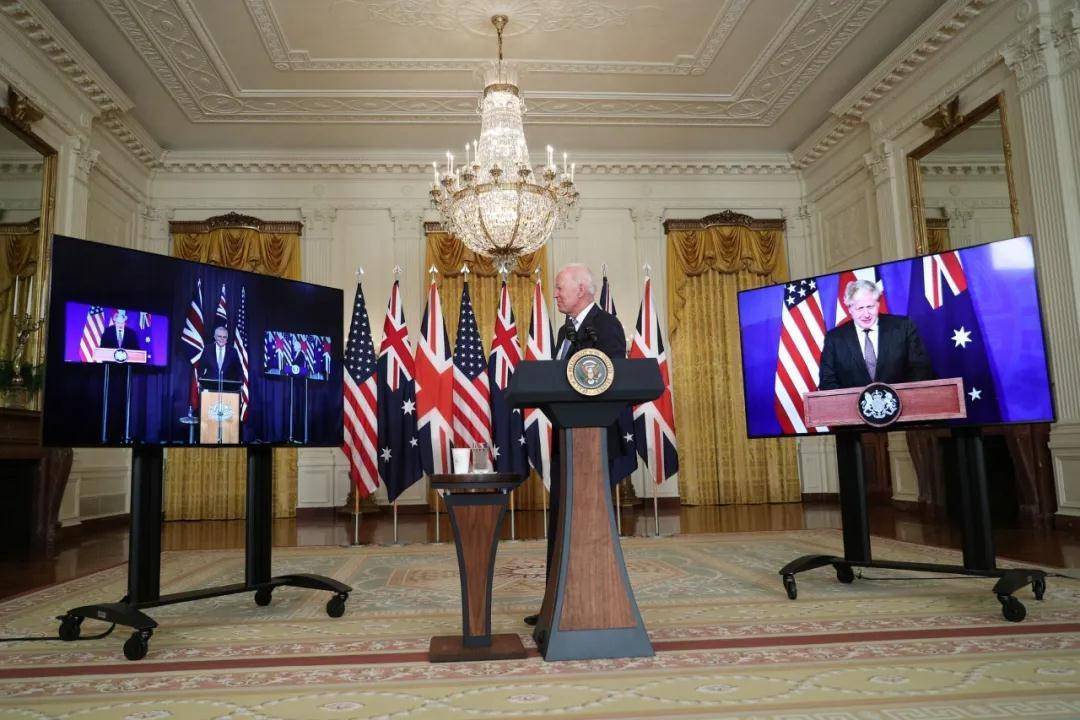原创英国胶水补潜艇，先别管什么牌子了，这个时候该采访澳大利亚