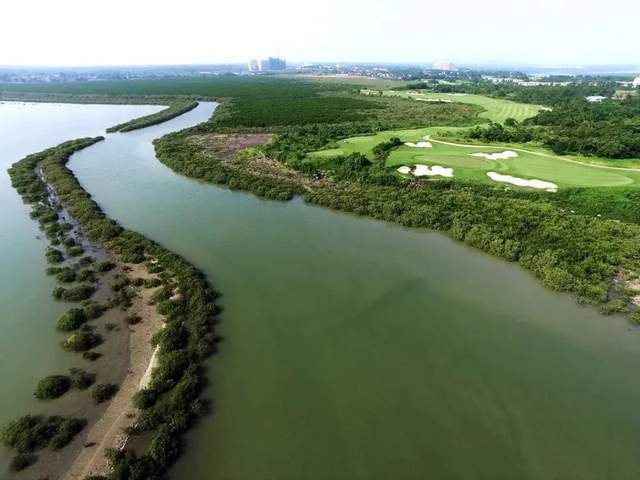 海南独一一家18洞洞见海的球场，实正地道的林克斯气概！