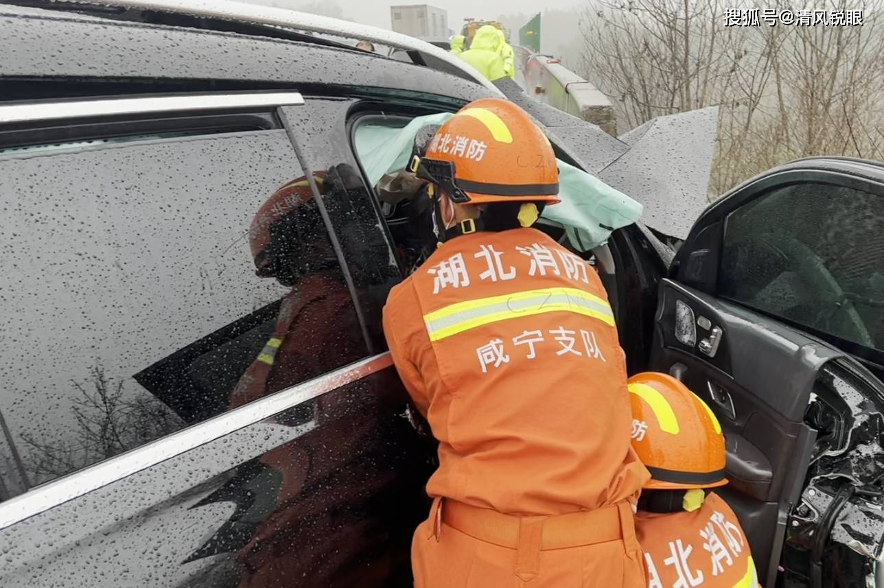 雨天路滑车祸频发 咸宁消防部分提醒留意行车平安