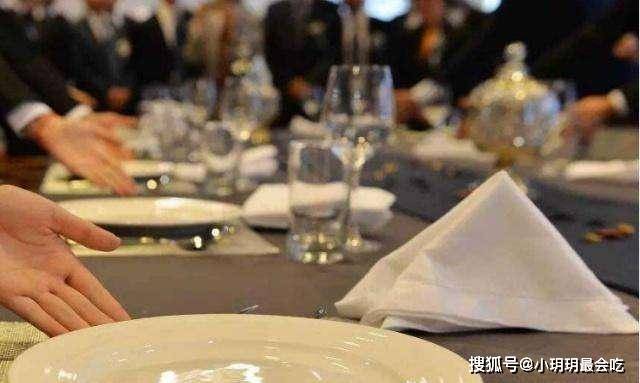 在西餐厅吃牛排，为什么会送那么大一张“纸”？办事员：不是擦嘴