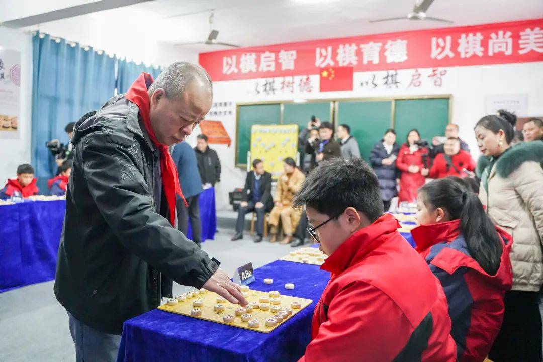 象棋世界冠军赵国荣在万载传递象棋正能量，鹅峰乡以点及面鞭策象棋进校园