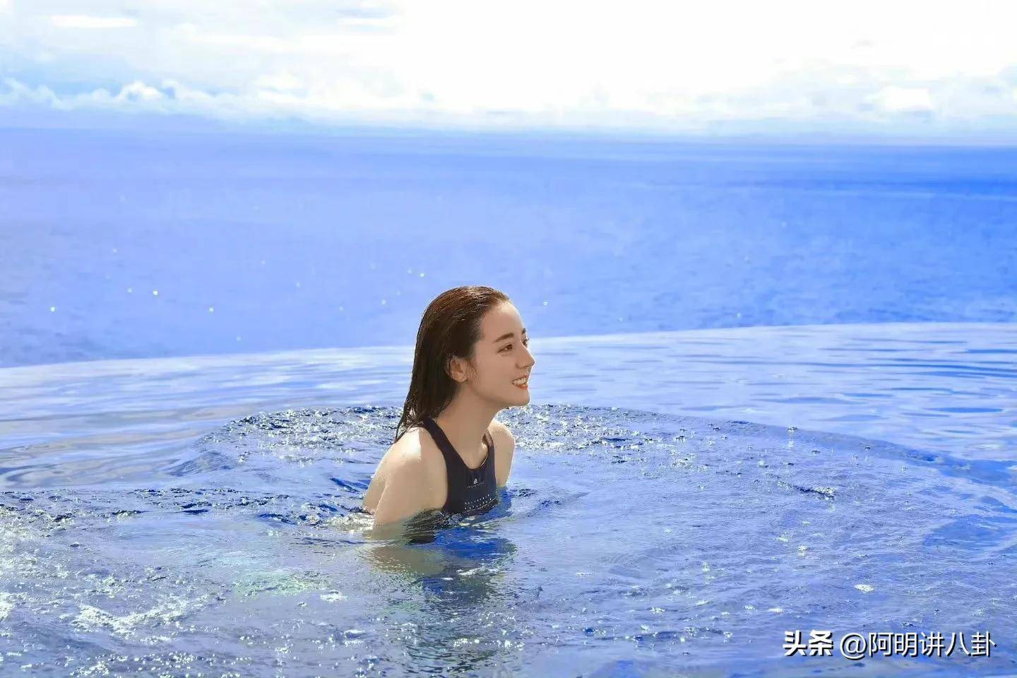 女明星们纷纷秀出泳装照，美好身材展露无疑，真的是让人浮想联翩