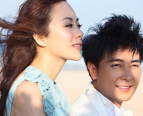 妻子何珈好与保剑锋同毕业于上海戏剧学院,保剑锋和何珈好是在拍《小城