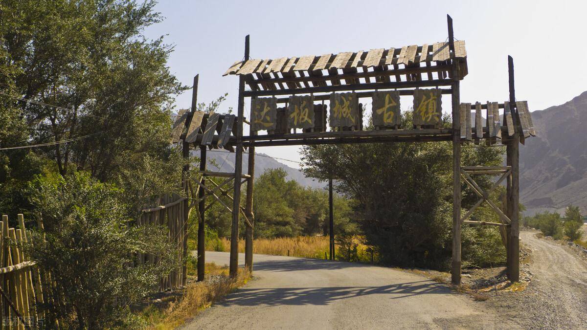 博格达峰，神圣的通灵之山，常年稳定的“银色金字塔”