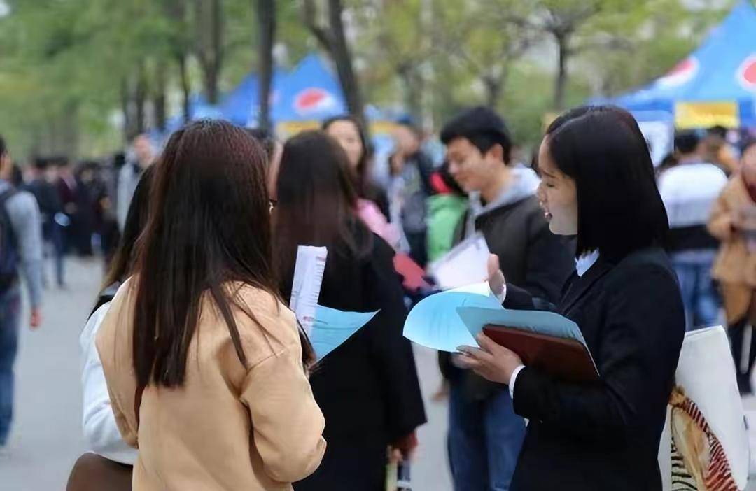 湖北一女生211大学结业2年成无业游民，花800元进步情商，自甘平淡