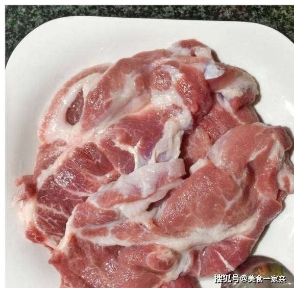 用电饭煲就能够造做出巨匠级甘旨——蜜汁叉烧肉，简单零失败