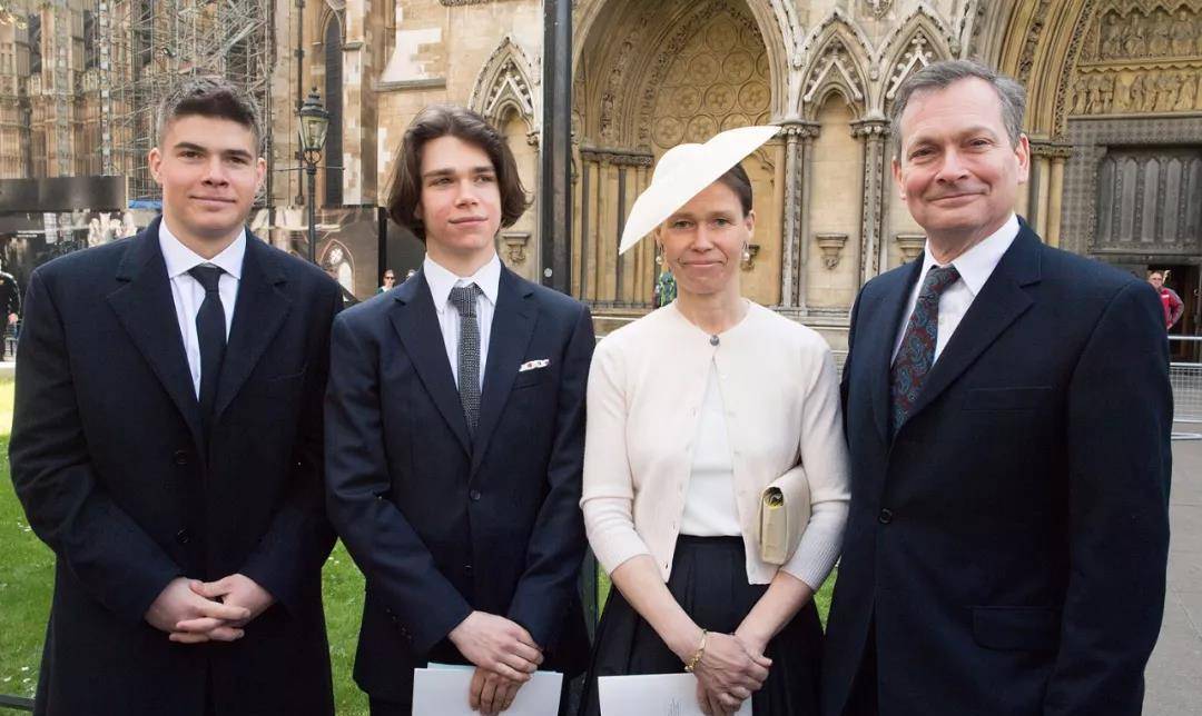 ����·�����͡����繫������Ů����������Щƽ���ġ������� ...