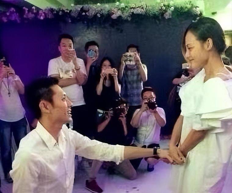 张嘉倪：成婚9年，丈夫出轨公婆嫌弃，没婚礼没戒指，她会离婚吗