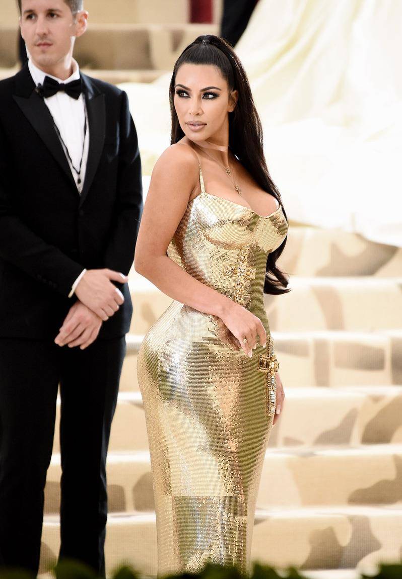 金·卡戴珊Kim Kardashian看起来像一个时髦的女牛仔