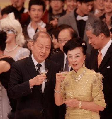 ������������£�һ�����۾ͼ����򣬲��ϴ����ڵĵ����� ...