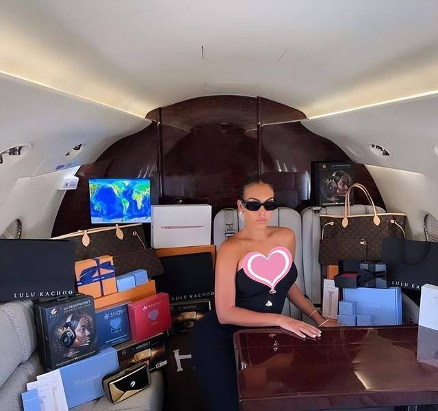 ���Ÿ���C��Ů����һ���ݳ�Ʒ�м䣬20ֻLV������˽�� ...