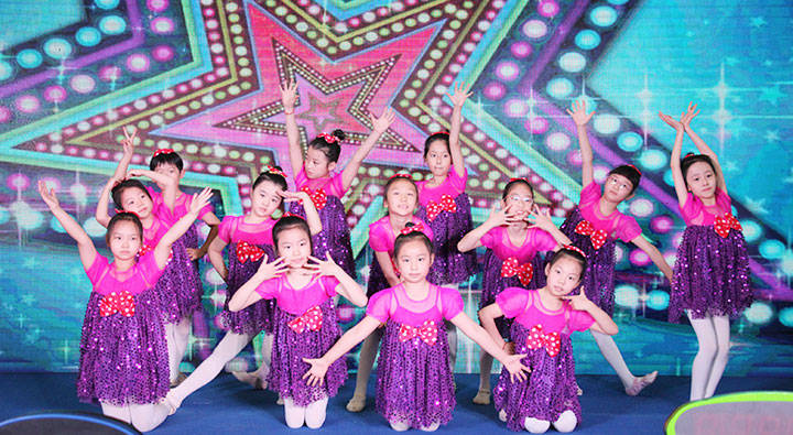 眼中有光,心中有爱,为助力梦想而开启的出色表演。陕西艺澜艺术团的小