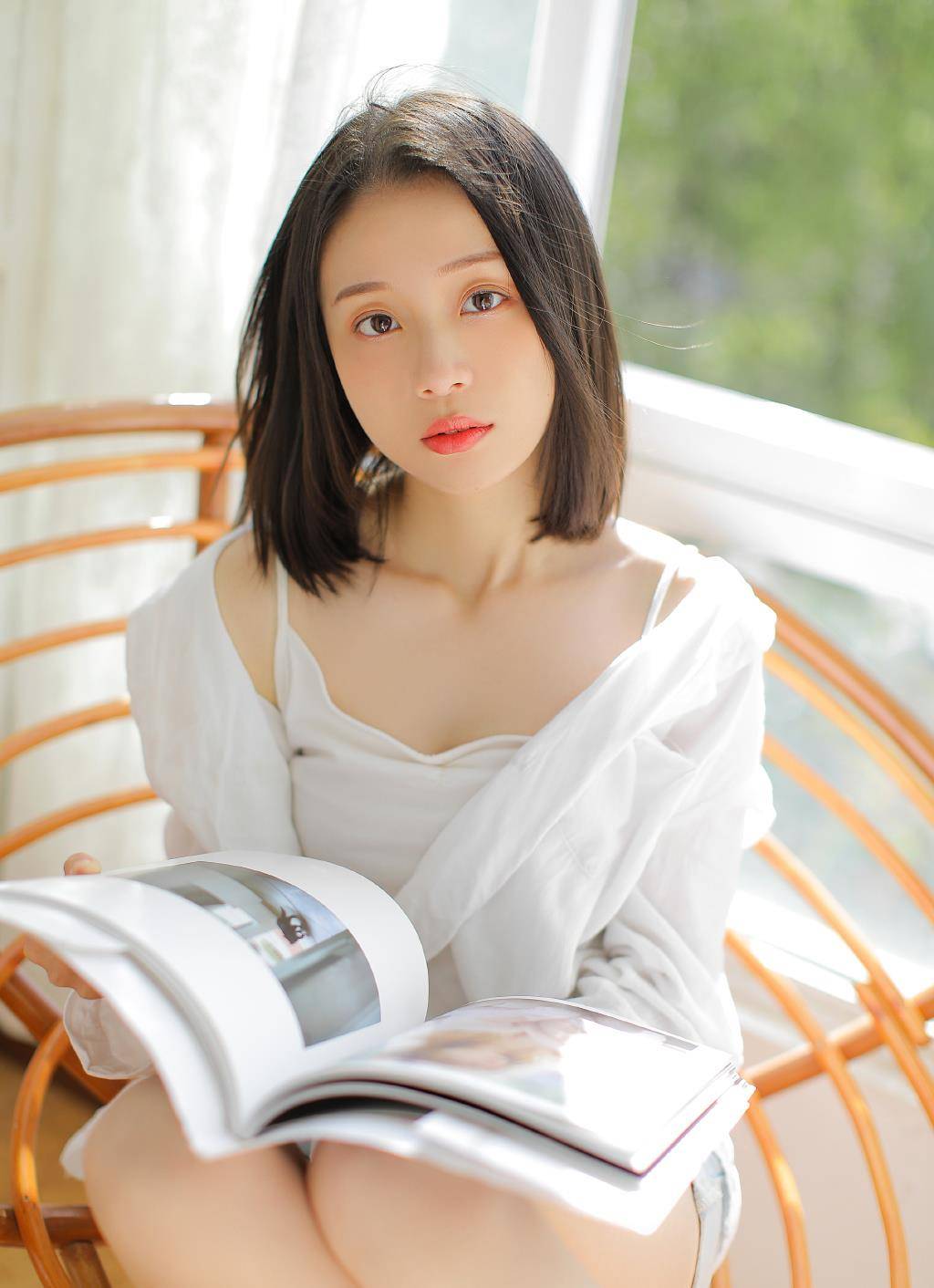 白色吊带美女长腿热裤清新家居写真