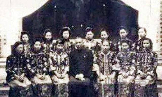 �ɻ�������ɭ�����조��ѵ��12��̫̫�������ƶ�ɭ�ϵļҹ�