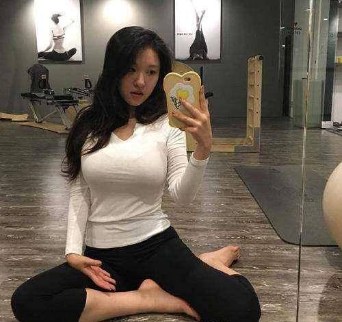 米乐M6 M6米乐韩国瑜伽美女凹凸有致的身材被封为“微胖界女神”(图2)