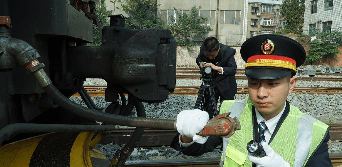 铁路职工调走或退休后，人走茶凉太现实，各行各业差不多，钱闹的