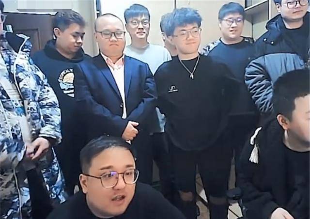 ����ɫ��һ�������ˣ�����ЦЦ���������£�����ȴ�������� ...