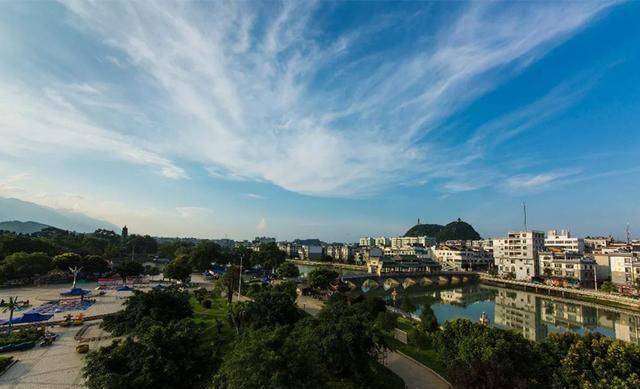 富川隶属于贺州市，位于湖南、广西和广东的三省交界。这里是很重要的地