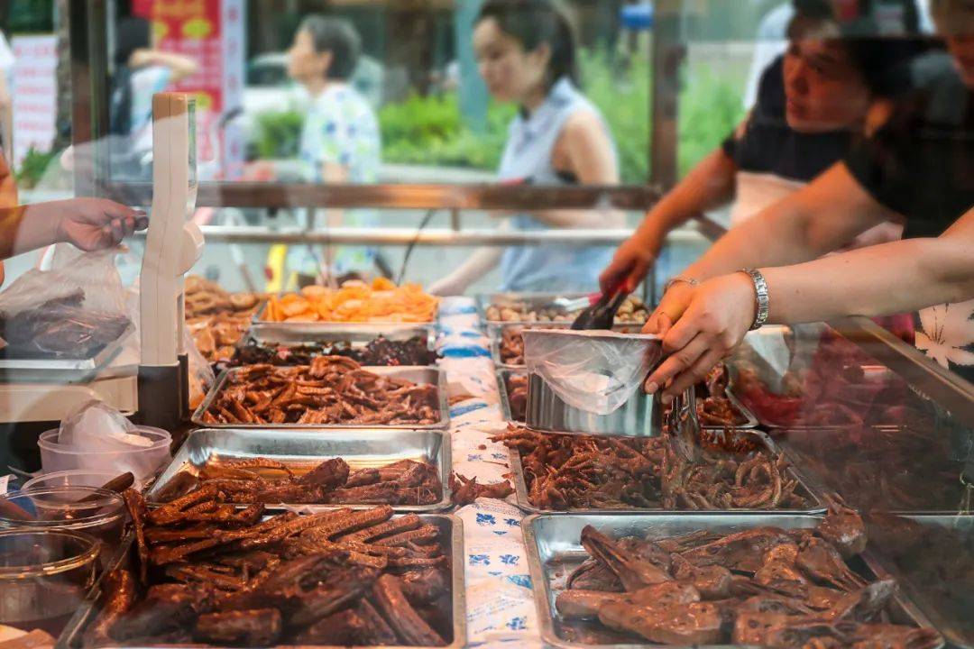 小镇中年闯入“卤货”决赛圈