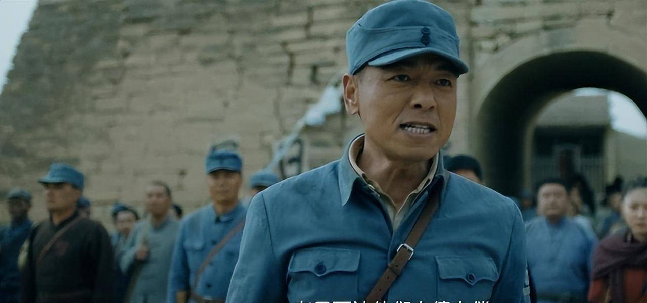 50岁老戏骨沉迷演李云龙，连拍两部网大版《亮剑》，观众却不买账