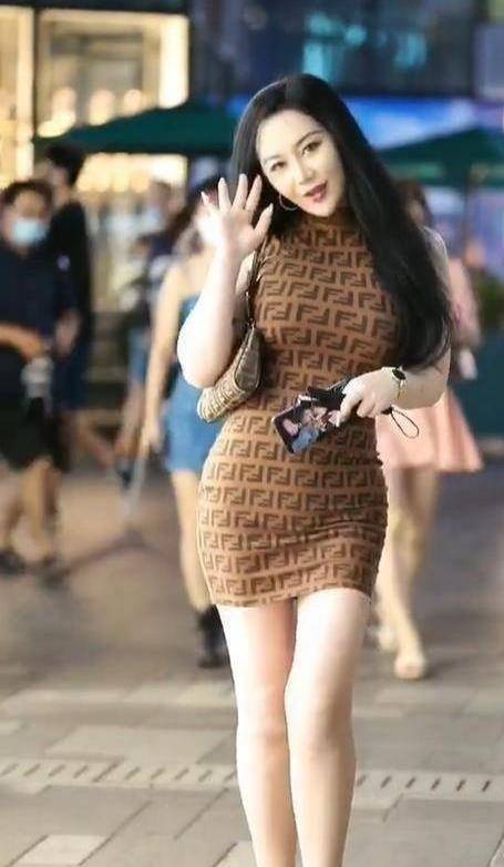 蜜斯姐穿无袖贴身连衣裙,内衬诱人身段,释放女性的知性! 蜜斯姐穿无袖贴身连衣裙,内衬诱人身段,释放女性的知性!