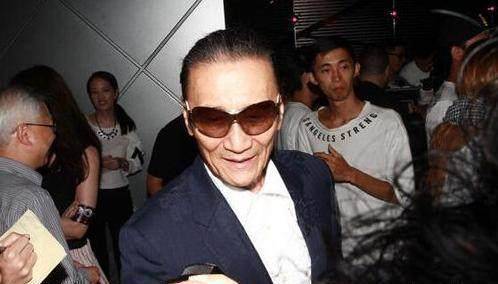 л��Ĭ�����������Щ������˽�£�����ֻ�����ö��ӿ���