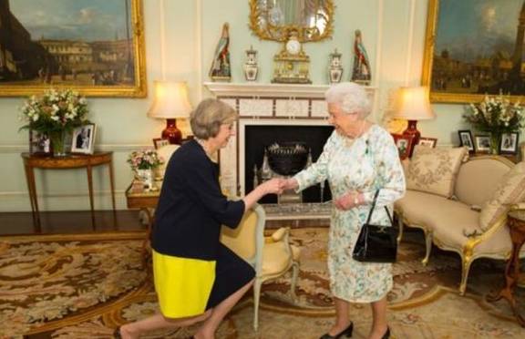 �������ƣ�Ů���ڼһ����������Լ��ѷ��Ϊ�λ����Ű���