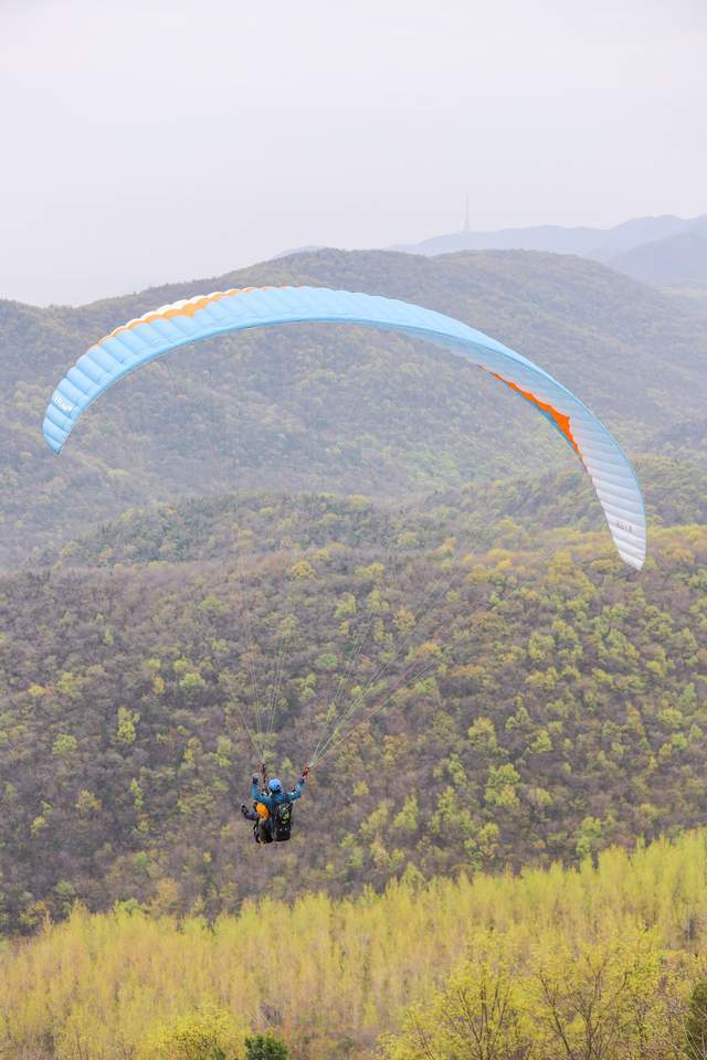 湖北“小武当”，圣境山滑翔基地，一同翱翔蓝天白云