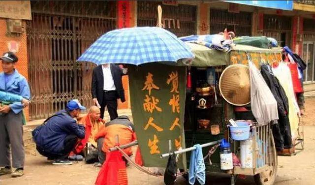 原创
            通慈法师：身穿百衲衣，三步一叩拜，苦行八年，只为心中大愿