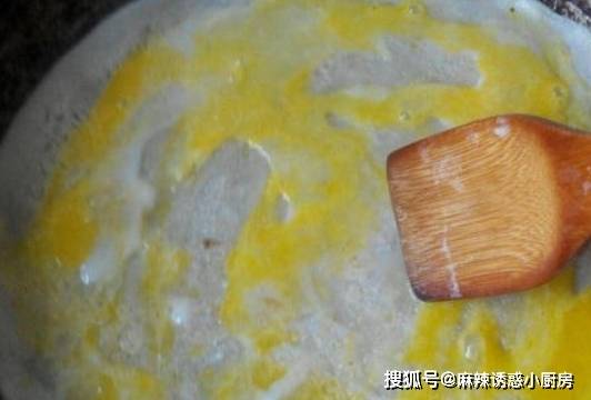 94岁“煎饼奶奶”，深夜对峙摆摊到凌晨，一句话让年轻人幡然醒悟