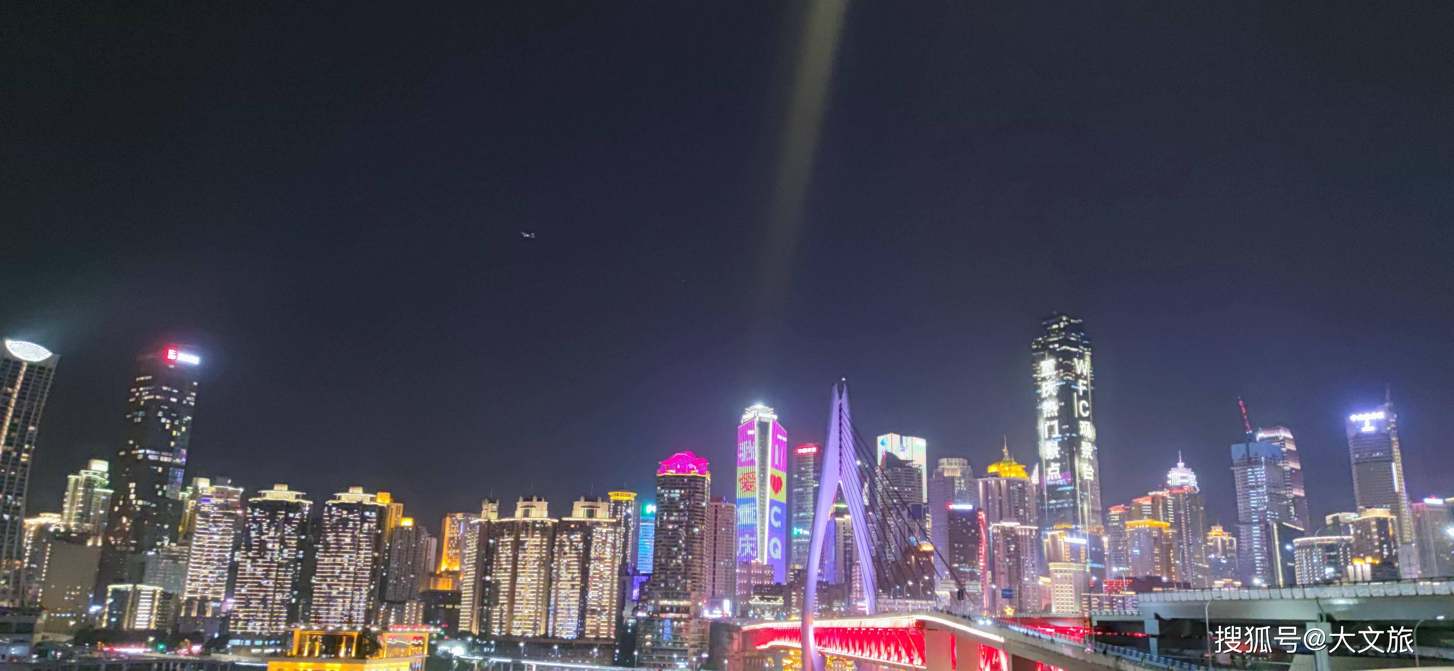 重庆解放碑看夜景：离云南越来越远，离世界越来越近