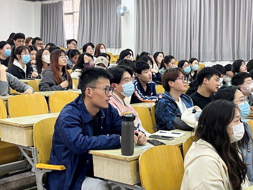 高顿教育举办“逃光之旅”全国大学生就业指点公益讲座