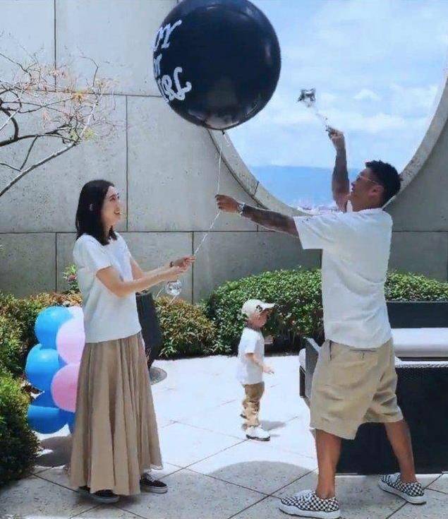 余文乐喜得一女，用戳气球来颁布发表孩子性别，儿子“余初见”抢镜