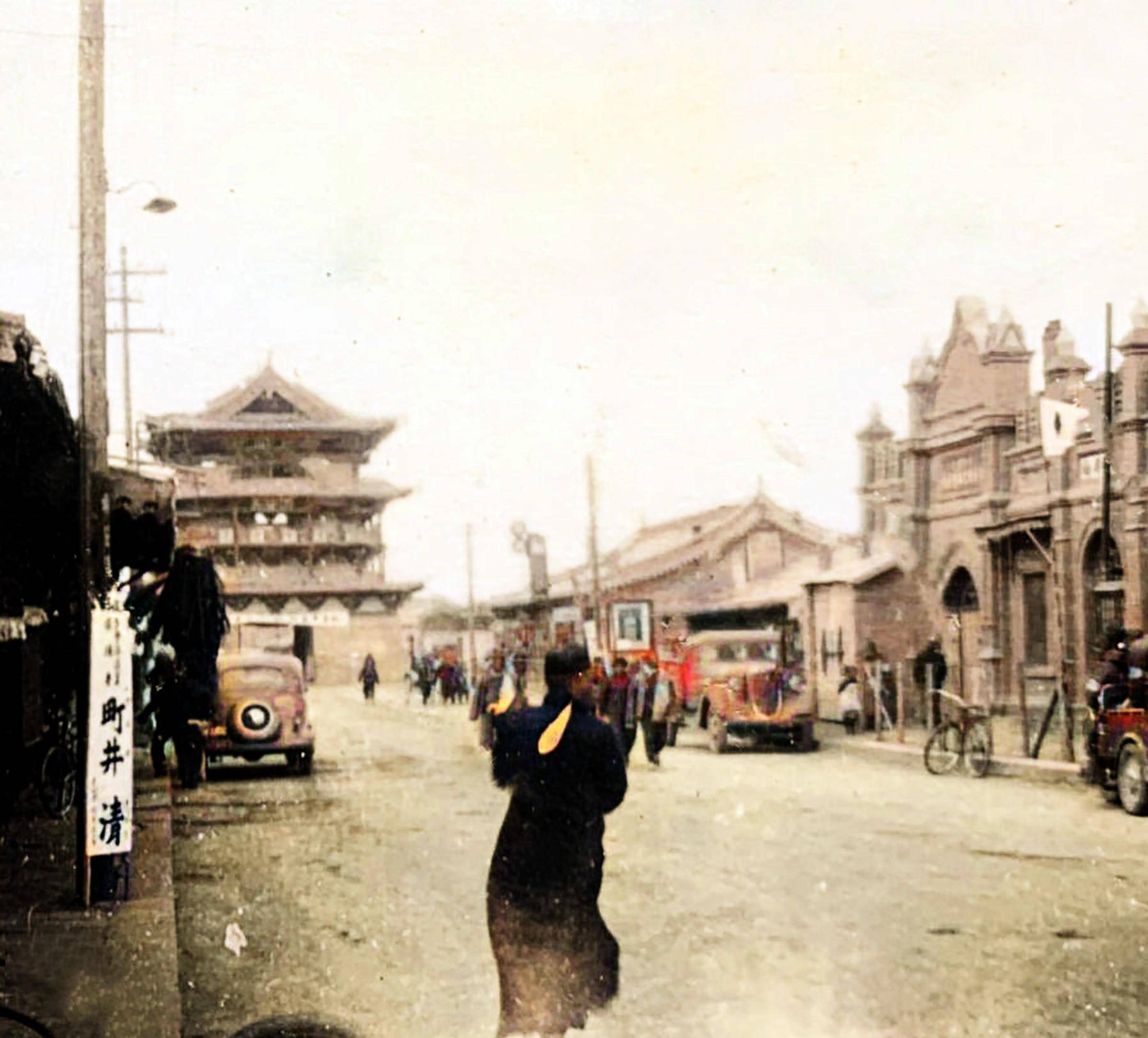 1940年的山西大同，古老的城墙，时髦的女子和古色古香的四牌坊