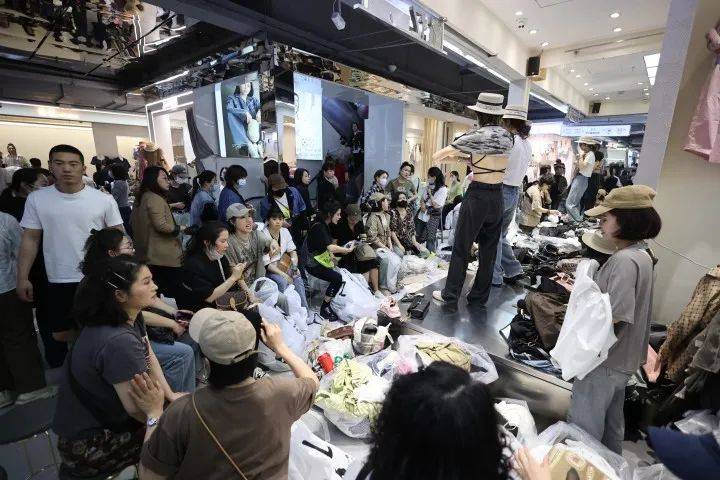 CQ9电子 CQ9传奇电子决裂！杭州四季青服装批发市场打响禁止直播带货第一枪(图7)