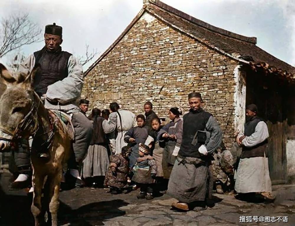 清末上色老照片：落魄乞丐躺在地上晒太阳，胖宫女正在宫中劳作