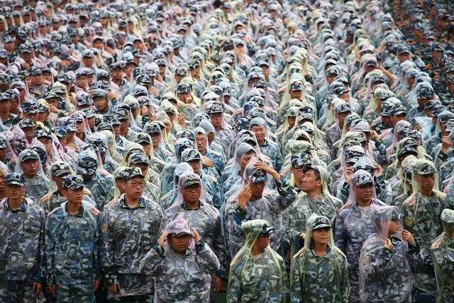 军训动员大会，学生都在淋雨，高校领导避雨发言，学生怒喊：下来