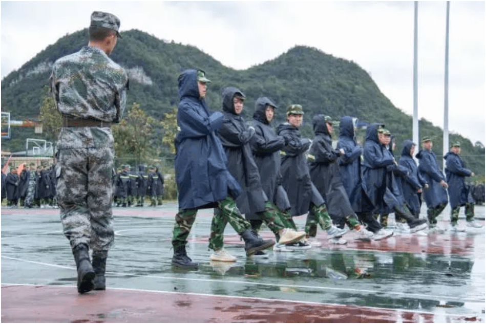 郑州高校领导台上避雨讲话，让学生台下淋雨听讲？校方：断章取义