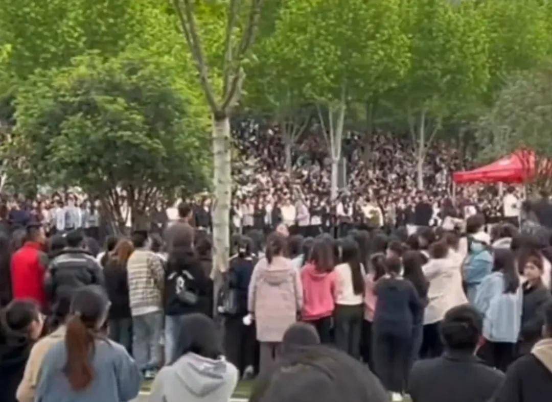 刘畊宏回应两万学生苦等却被鸽，并不知道有行程，究竟谁在说慌
