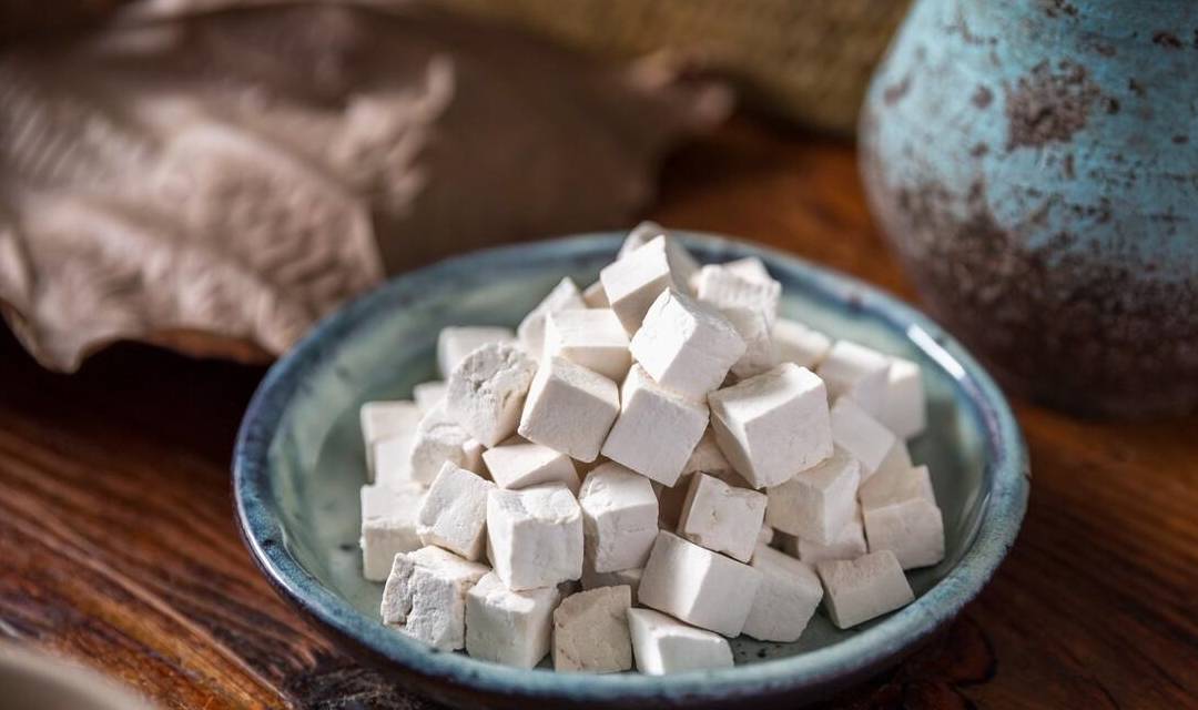 痛风汤方中土茯苓具有益肾敛精、健脾除湿、清热解毒、通利关节的作用；