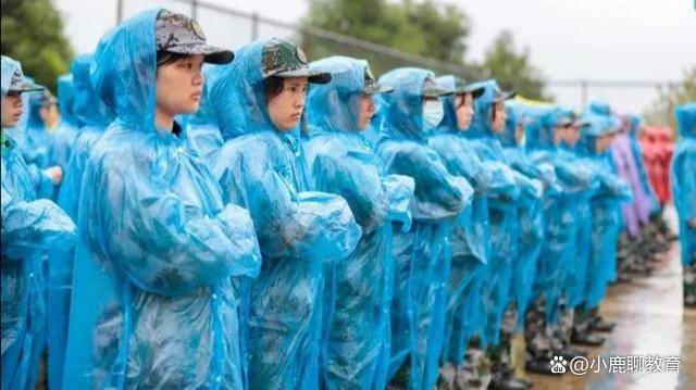 00后好样的！高校雨天开军训动员会，学生在淋雨领导躲雨讲话被嘲