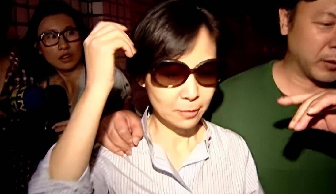 原创台湾第一淫棍！迷奸60名女星偷拍近百条视频，入狱后依旧逍遥无比