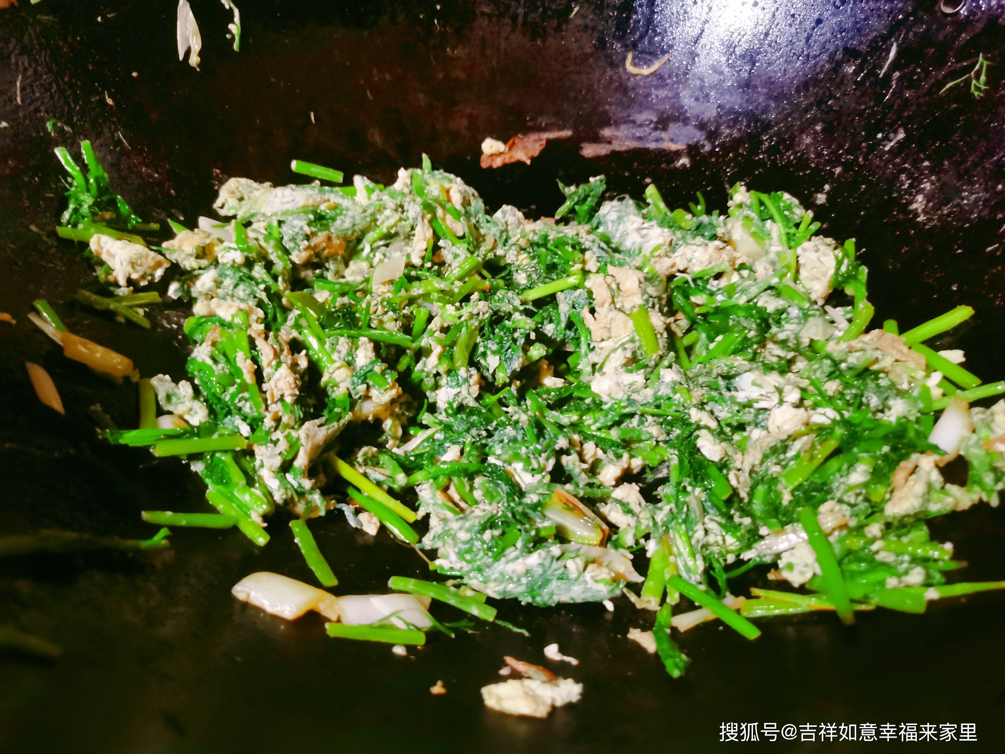 茴香炒鸡蛋，散发着食物的独特香气，简单方便，家常美味下饭菜