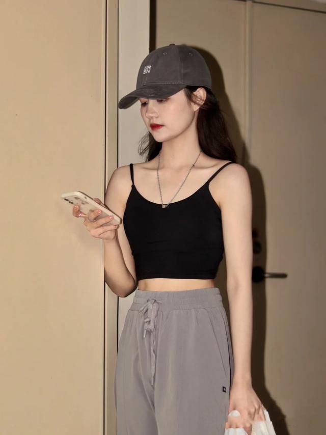 爱游戏官方网站夏天要做个甜辣小仙女！吊带衫必不可少时尚时尚又少女感爆棚(图8)