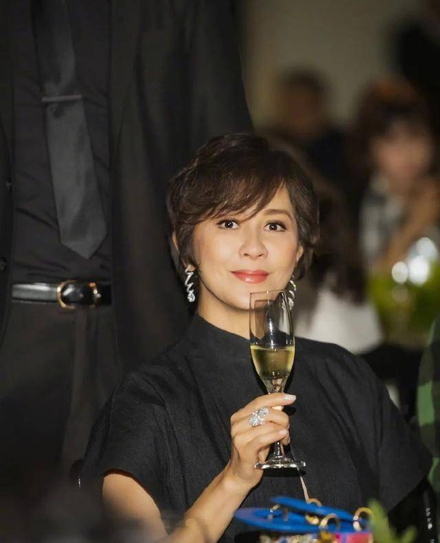 1990年,刘嘉玲被绑架的那天,到底发生了什么?